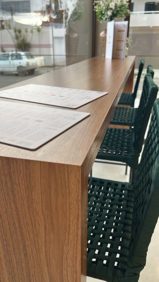Mesa de madeira sob medida em freijó com cadeiras